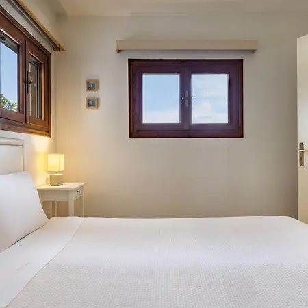 Villa Lola - 3 Bedrooms & Private Pool *