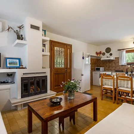 Lola - 3 Bedrooms & Private Pool