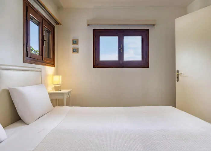 Villa Lola - 3 Bedrooms & Private Pool *